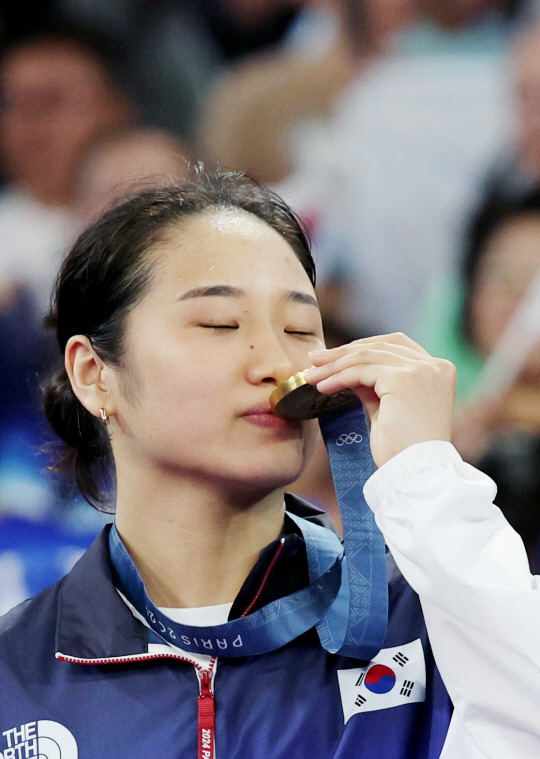 안세영이 5일(현지시각) )프랑스 파리의 포르트드라샤펠 경기장에서 열린 2024 파리올림픽 여자 단식 결승 시상식에서 금메달에 입을 맞추고 있다.뉴시스