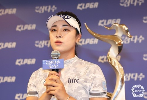 우승 인터뷰에 나선 윤이나. [사진=KLPGA]