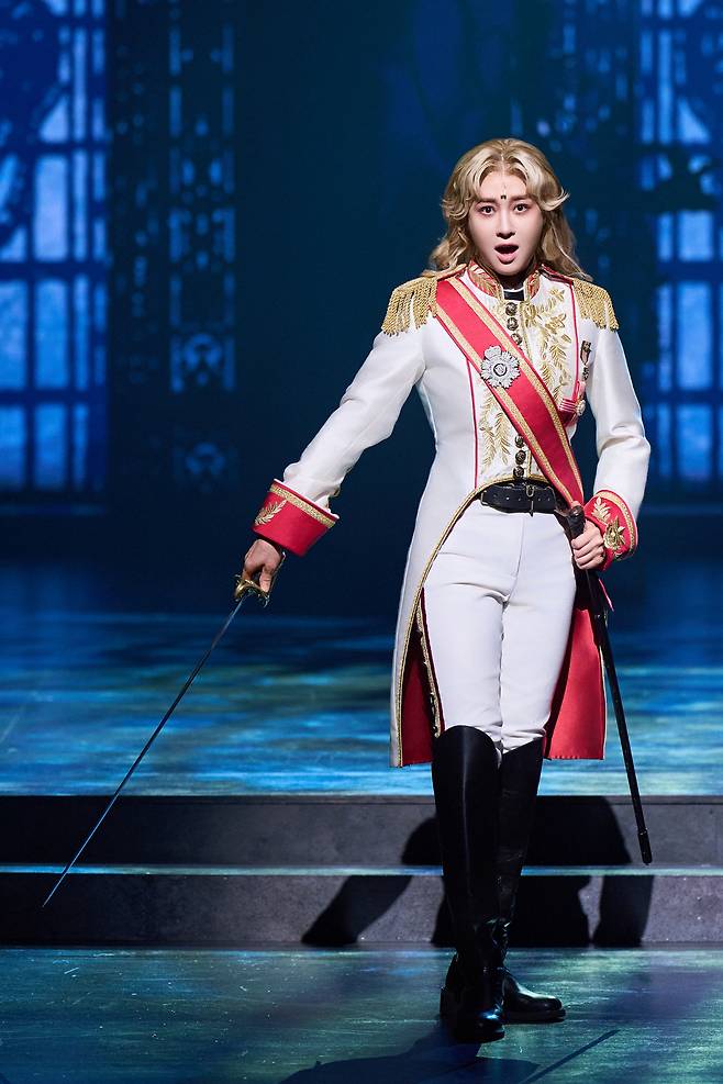 만화 ‘베르사이유의 장미’의 주인공 ‘오스칼 프랑소와 드 자르제’. 왕실 호위 임무를 맡아온 자르제 백작 가문의 막내딸로 태어나 아들로 길러진 근위대장이다. 한국 뮤지컬에선 옥주현·김지우·정유지 배우가 연기한다. [이케다 리요코 프로덕션 제공]