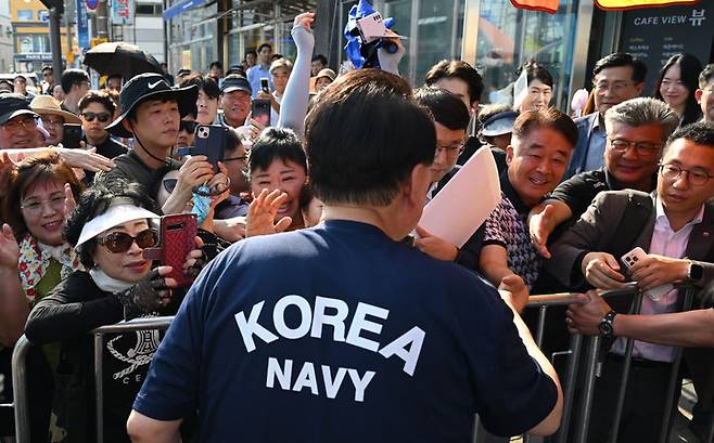 [서울=뉴시스]  조수정 기자 = 윤석열 대통령이 휴가 첫날인 5일 경남 통영중앙시장을 방문, 시민 및 상인들과 인사나누고 있다. (사진=대통령실 제공) 2024.08.05. photo@newsis.com *재판매 및 DB 금지