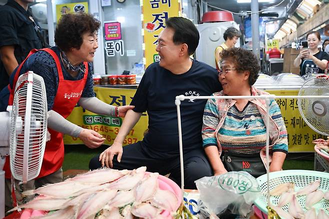 [서울=뉴시스]  조수정 기자 = 윤석열 대통령이 휴가 첫날인 5일 경남 통영중앙시장을 방문, 반건조 생선 상인과 대화하고 있다. (사진=대통령실 제공) 2024.08.05. photo@newsis.com *재판매 및 DB 금지