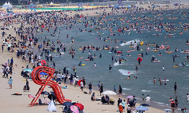 4일 부산 해운대해수욕장이 휴가철 극성수기를 맞아 붐비고 있다. 연합뉴스