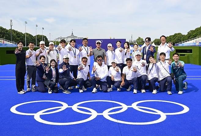 정의선 현대자동차그룹 회장 겸 대한양궁협회 회장이 지난 4일(한국시간) 프랑스 파리 앵발리드에서 양궁 국가대표 선수 등과 ‘5개 전 종목 금메달’을 기념하며 사진촬영을 하고 있다. 뉴스1