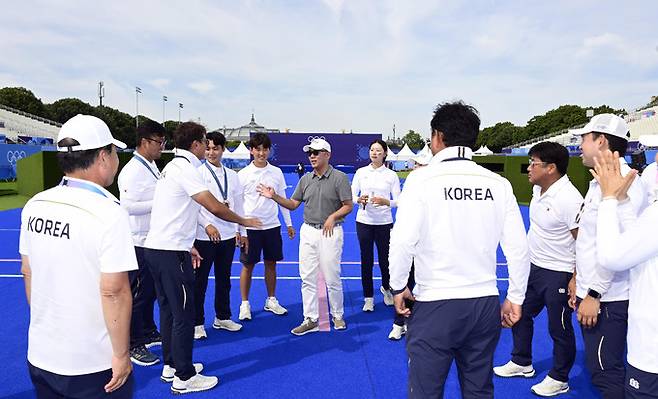 대한양궁협회장인 정의선 현대차그룹 회장이 4일(현지시각) 프랑스 파리 레쟁발리드에서 열린 2024 파리올림픽 양궁 남자 개인전 결승을 마치고 대표팀 선수들을 격려하고 있다.   대한양궁협회 제공