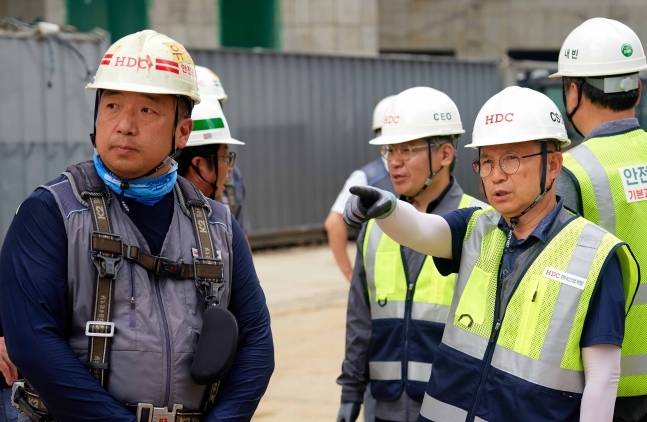 서울시 성동구 서울숲 아이파크 리버포레 현장에서 조태제 HDC현대산업개발 대표이사와 최익훈 대표이사 등 주요 경영진이 여름철 폭염 대비 옥외 근로자 온열질환 예방을 위한 안전점검을 시행하고 있다. HDC현대산업개발 제공