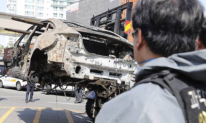 5일 인천 서구 청라동 전기차 화재 아파트 지하주차장에서 화재가 발생해 전소된 벤츠 전기차가 지게차로 옮겨지고 있다. 뉴시스