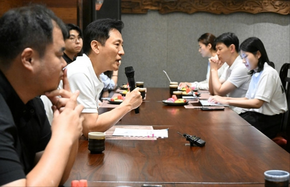 발언하는 오세훈 서울시장 - 오세훈 서울시장이 지난달 31일 중국 베이징에서 동행 기자 간담회를 열고 발언하고 있다. 서울시 제공