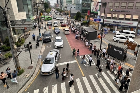 서울지하철 2호선 성수역 3번 출구 앞에 출퇴근 시간대 시민들이 긴 줄을 선 모습. 온라인 커뮤니티 ‘개드립넷’ 캡처