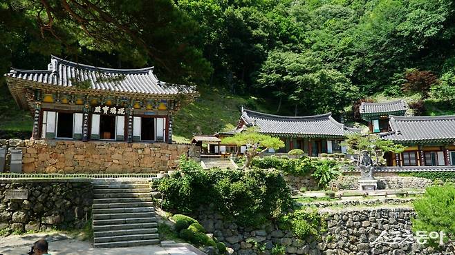 아담하지만 봉황산 산자락에 곱게 자리한 청량사 전경. 왼쪽 전각이 약사여래불을 모신 유리보전으로 현판은 고려 공민왕의 글씨라고 한다 봉화·영주|김재범 기자 oldfield@donga.com