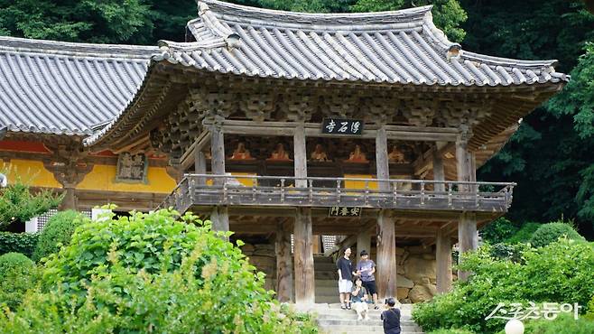 영주 부석사의 섬세한 건축과 조형미를 확인할 수 있는 안양문. 멀리서 보면 누각 안에 작은 부처를 모신 것처럼 보이지만 실은 누각 안의 천정 장식과 빛이 어우러져 만들어낸 멋진 ‘착시’ 현상이다. 봉화·영주|김재범 기자 oldfield@donga.com