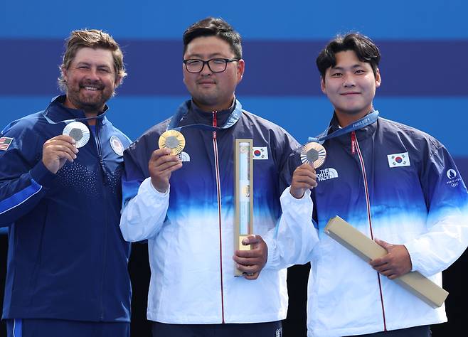 김우진과 이우석이 4일(현지시간) 프랑스 파리 앵발리드에서 열린 2024파리올림픽 양궁 남자 개인 시상식에서 미국 브래디 엘리슨과 메달 세리머니를 하고 있다. 2024.8.4 파리=올림픽사진공동취재단/JI