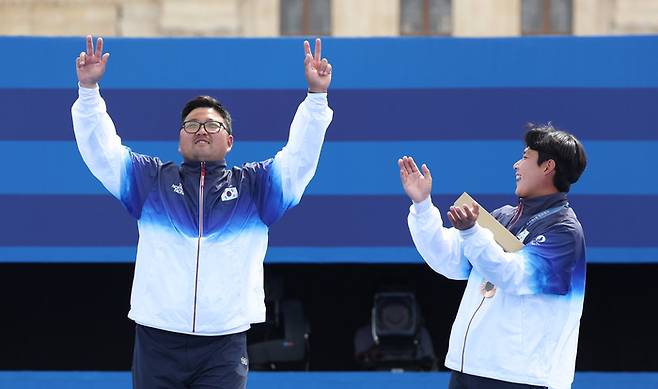 한국 양궁 대표팀 김우진이 4일 오후(현지시각) 프랑스 파리 앵발리드 경기장에서 열린 2024파리올림픽 양궁 남자 개인전에서 금메달 시상대에 오르고 있다. 오른쪽은 동메달을 차지안 이우석.김우진은 남자 단체전, 혼성 단체전까지 더해 3관왕이라는 새 이정표를 세웠다.2024.8.4 파리=올림픽사진공동취재단/KCK