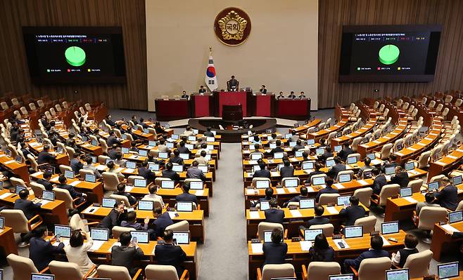 8월 5일 국회에서 열린 본회의에서 야당 주도로 ‘노란봉투법’(노동조합·노동관계조정법 개정안)이 통과되고 있다. 연합뉴스