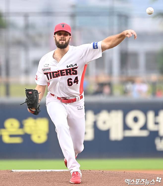 20일 오후 광주기아챔피언스필드에서 열린 '2024 신한 SOL Bank KBO리그' LG 트윈스와 KIA 타이거즈의 경기, 1회초 KIA 선발투수 알드레드가 공을 힘차게 던지고 있다. 엑스포츠뉴스 DB