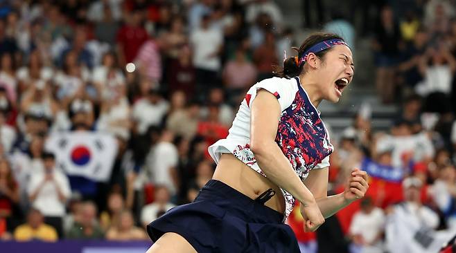 여자 배드민턴 세계랭킹 1위 안세영이 5일(한국시간) 프랑스 파리 포르트드라샤펠 경기장에서 열린 2024 파리 하계올림픽 배드민턴 여자 단식 결승에서 세계랭킹 9위 허빙자오를 게임 스코어 2-0(21-13 21-16)으로 완파하고 금메달을 따냈다. 다만 우승 확정 후 인터뷰를 통해 대한배드민턴협회와 이번 대회 준비 과정에서 갈등이 있었음을 시사하면서 향후 대표팀 은퇴 가능성도 내비쳤다. 사진 연합뉴스