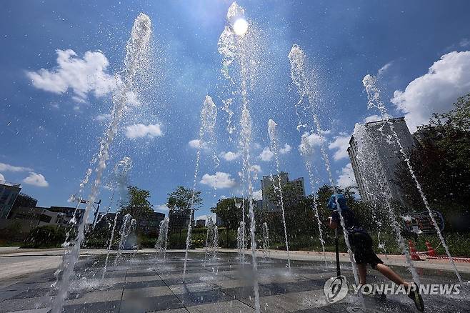 '태양을 식혀 주세요' [연합뉴스 자료사진]