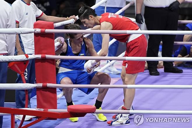 상대 선수 위로하는 린위팅 [AP=연합뉴스]