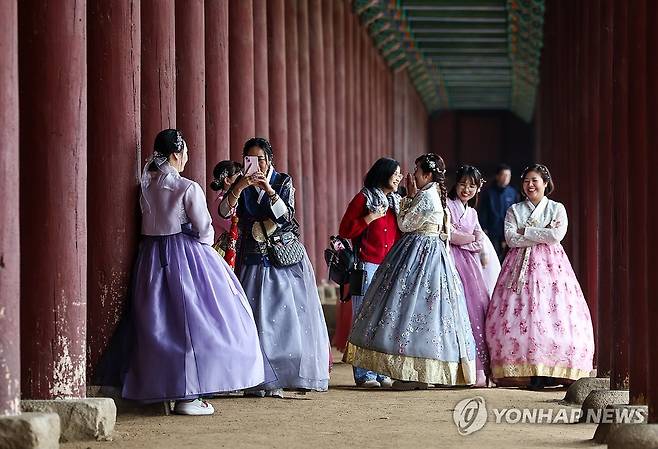 경복궁 찾은 관광객 모습  [연합뉴스 자료사진]