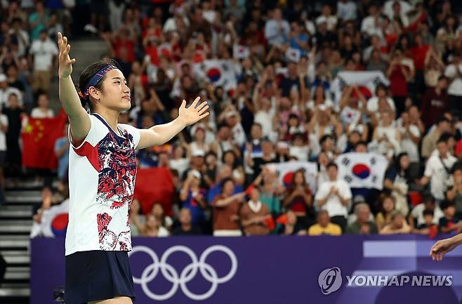 금메달 획득하고 환호하는 안세영 (파리=연합뉴스) 김인철 기자 = 5일(현지시간) 프랑스 파리 포르트드 라 샤펠 아레나에서 열린 2024 파리올림픽 배드민턴 여자 단식 결승전에서 중국 허빙자오를 이기고 우승을 차지한 한국 안세영이 환호하고 있다. 2024.8.5 yatoya@yna.co.kr