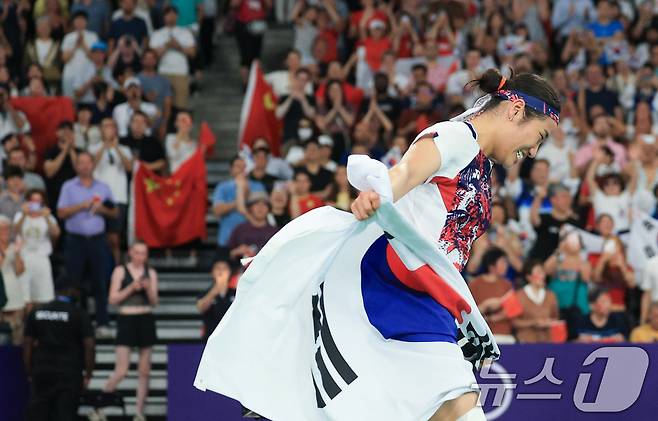 대한민국 배드민턴 대표팀 안세영이 5일 오후(한국시간) 프랑스 파리 라 샤펠 아레나에서 열린 2024 파리올림픽 배드민턴 여자 단식 결승 중국의 허빙자오 선수와의 경기에서 금메달을 확정 지은 후 기뻐하고 있다. 2024.8.5/뉴스1 ⓒ News1 박정호 기자