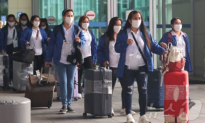 외국인 가사관리사 시범사업에 참여하는 필리핀 노동자들이 7일 오전 인천국제공항을 통해 입국하고 있다.  2024.8.6/뉴스1 ⓒ News1 공항사진기자단