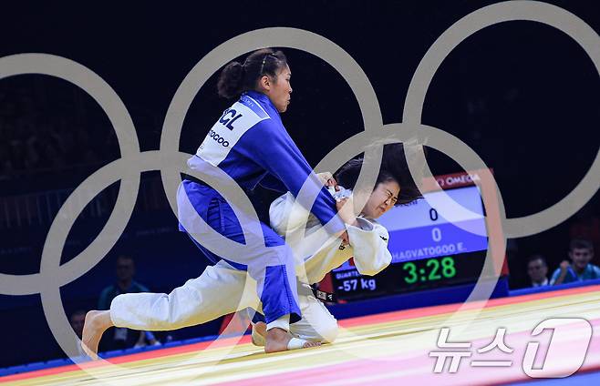 대한민국 유도대표팀 허미미 선수가 29일 오후 (한국시간) 프랑스 파리 샹 드 마르스 아레나에서 진행된 파리올림픽 유도 여자 -57kg 토너먼트 8강 경기에서 몽골의 르카그바토구 선수와 자웅을 겨루고 있다. (다중노출) 2024.7.29/뉴스1 ⓒ News1 박정호 기자