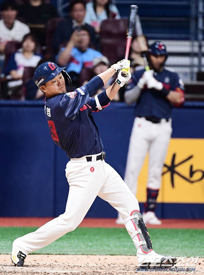 21일 서울 고척스카이돔에서 열린 키움과 롯데의 경기. 타격하고 있는 롯데 손호영. 고척=송정헌 기자songs@sportschosun.com/2024.06.21/