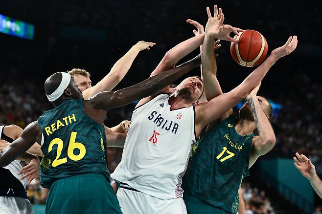 TOPSHOT - Serbia's #15 Nikola Jokic (C) reaches for the ball as Australia's #26 Duop Reath (L) and Australia's #17 Jack McVeigh (R) defend in the men's quarterfinal basketball match between Serbia and Australia during the Paris 2024 Olympic Games at the Bercy  Arena in Paris on August 6, 2024. (Photo by Aris MESSINIS / AFP)







<저작권자(c) 연합뉴스, 무단 전재-재배포, AI 학습 및 활용 금지>