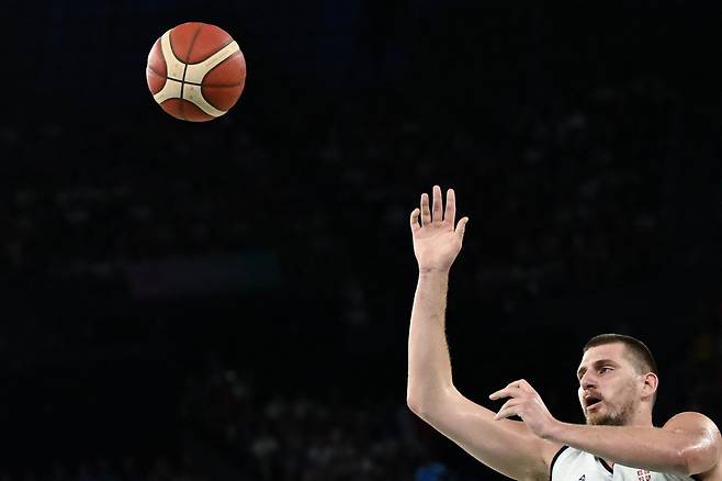 TOPSHOT - Serbia's #15 Nikola Jokic takes a shot in the men's quarterfinal basketball match between Serbia and Australia during the Paris 2024 Olympic Games at the Bercy  Arena in Paris on August 6, 2024. (Photo by Aris MESSINIS / AFP)







<저작권자(c) 연합뉴스, 무단 전재-재배포, AI 학습 및 활용 금지>