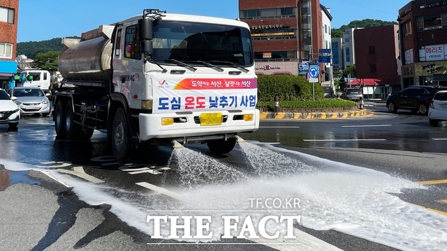 서산시가 주요 도로변에 살수차를 투입해 도심의 열섬현상과 복사열을 크게 완화 시키고 있다. / 서산시.