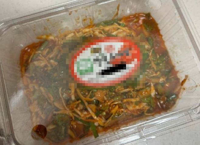 4만원짜리 회무침이 방울토마토 용기에 담겨 배달됐다는 주장이 나왔다. /온라인 커뮤니티