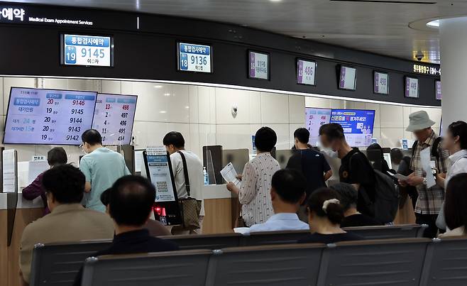 서울 대형 병원에서 내원객들이 통합원무창구 업무를 보고 있다. 기사 내용과 무관한 사진. 2024.7.11 /뉴스1