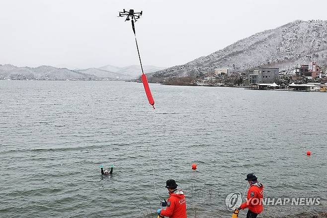 2월 22일 오후 경기도 용인시 처인구 이동저수지에서 열린 '2024년 경기도소방재난본부 해빙기 수난사고 합동훈련'에서 소방드론을 활용한 부유장비 투척 및 인양 시범이 진행되고 있다. ⓒ연합뉴스