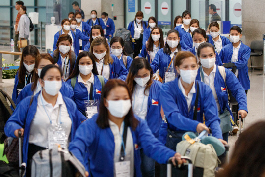 외국인 가사관리사 시범사업에 참여할 필리핀 노동자들이 6일 인천국제공항을 통해 입국하고 있다. [공항사진기자단]