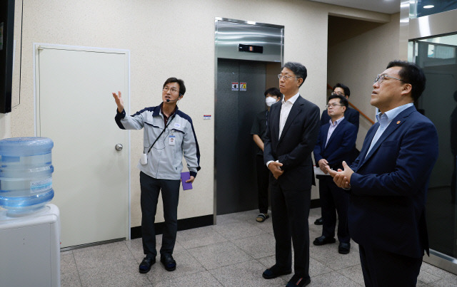 김병환(오른쪽) 금융위원회 위원장이 6일 오후 경기도 화성 동진쎄미켐을 방문해 동진쎄미켐 화성공장 생산설비를 둘러본 후, 첨단산업기업 간담회를 통해 반도체, 디스플레이, 이차전지, 원전 등 첨단산업을 영위하는 대·중견·중소기업을 만나 경영상 애로사항 등을 청취했다. [금융위원회 제공]