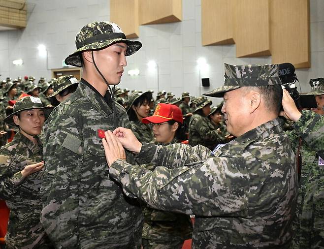 지난해 12월 열린 대한체육회 ‘원 팀 코리아 캠프’ 수료식에서 육상 높이뛰기 국가대표 우상혁이 해병대 빨간 명찰을 달고 있다. 대한체육회 제공