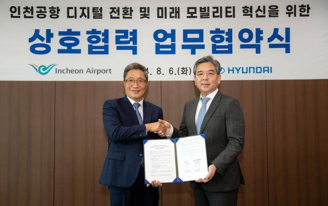 장재훈(오른쪽) 현대차 사장이 6일 인천광역시 중구 인천국제공항공사에서 이학재 인천국제공항공사 사장과 '인천공항 모빌리티 혁신을 위한 업무협약'을 체결한 후 기념촬영을 하고 있다. 현대자동차 제공