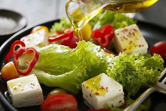 샐러드에 달걀을 곁들이면 노른자의 지방이 채소 속 항산화 성분 카로티노이드의 흡수를 돕는다./사진=클립아트코리아