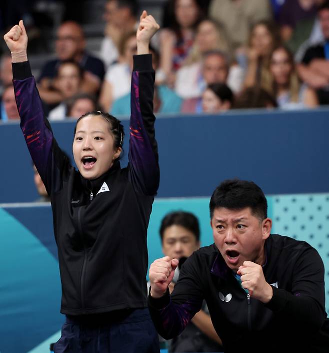 <yonhap photo-1712=""> 이은혜 응원하는 오광헌 감독과 신유빈 (파리=연합뉴스) 임화영 기자 = 5일(현지시간) 프랑스 파리 사우스파리 아레나에서 열린 2024 파리올림픽 탁구 여자 단체전 브라질과의 1회전 2경기에서 오광헌 감독과 신유빈이 경기를 펼치는 이은혜를 응원하고 있다. 2024.8.6 hwayoung7@yna.co.kr/2024-08-06 03:46:24/ <저작권자 ⓒ 1980-2024 ㈜연합뉴스. 무단 전재 재배포 금지, AI 학습 및 활용 금지></yonhap>