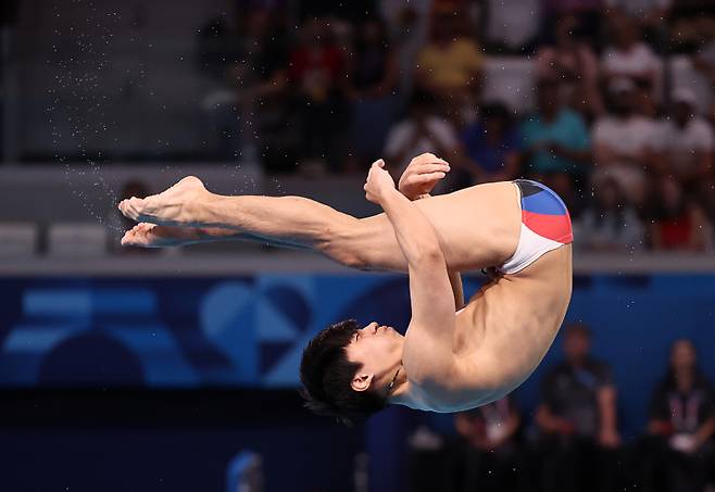 <yonhap photo-6777="">6일(현지시간) 프랑스 파리 아쿠아틱센터에서 열린 2024 파리올림픽 다이빙 남자 3ｍ 스프링보드 예선에 출전한 한국 이재경이 경기를 펼치고 있다. [연합뉴스]</yonhap>