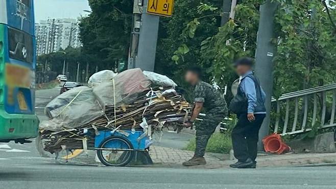 해병대원이 차도에 멈춘 리어카를 끌고 있는 모습 (사진, 육군훈련소 대신 전해드립니다)