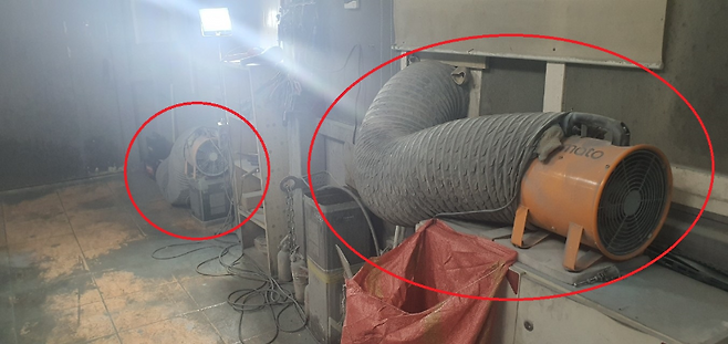 정상적인 대기오염 배출시설이 없이 환풍기를 설치하여 먼지를 배출한 불법 정비업장 (사진, 제주자치경찰단)