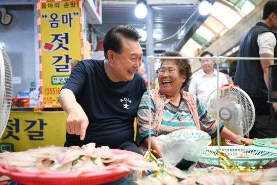 윤석열 대통령이 여름 휴가 첫날인 5일 오후 경남 통영중앙시장을 찾아 상인과 대화를 나누고 있다. 뉴스1
