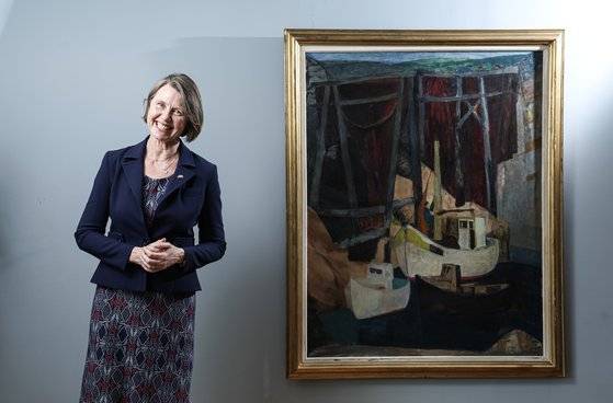 주한 노르웨이 대사관저엔다양한 미술작품이 걸려있다. 예술의전당에서 전시 중인 에드바르 뭉크의 작품도 있다. 사진 속 작품은 오빈 대사가 특히 아끼는 토르비욘 리 요르겐슨의 작품, '어망 말리기.' 김경록 기자