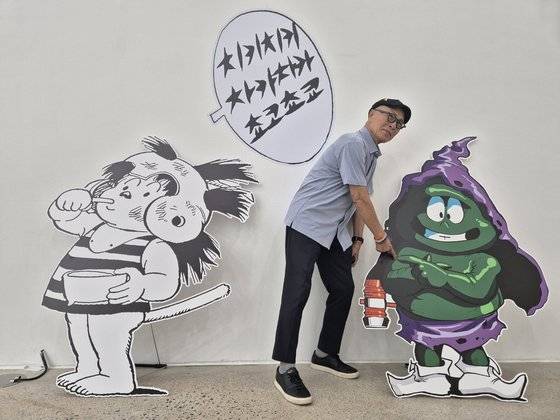 서유기를 발랄하게 그려낸 '미스터 손'은 TV 애니메이션 '날아라 슈퍼보드'로 어린이들을 사로잡았다. 말귀를 못 알아듣는 '사오정' 캐릭터와 함께 한 허영만. 광양=권근영 기자