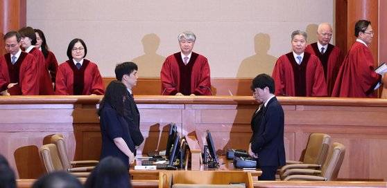 이종석 헌법재판소장을 비롯한 헌법재판관들이 5월 30일 서울 종로구 헌법재판소 대심판정에서 열린 5월 심판사건 선고를 앞두고 자리하고 있다. 헌재는 이날 ‘수신료 분리징수’ 헌법소원 선고, '헌정사 첫 검사 탄핵심판' 선고를 비롯해 대체복무제와 문재인 정부 종부세 위헌 여부 등에 대해 결론냈다. 뉴스1