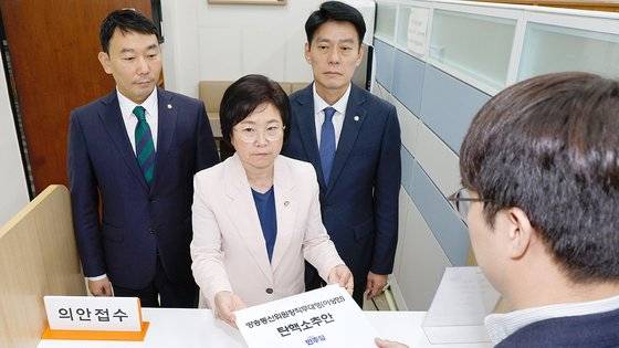 국회 과학기술정보방송통신위원회 더불어민주당 간사인 김현 의원(가운데), 김용민 원내정책수석부대표(왼쪽), 한민수 과방위원이 7월 25일 서울 여의도 국회 의안과에서 방송통신위원장 직무대행(이상인) 탄핵소추안을 제출하고 있다. 뉴스1