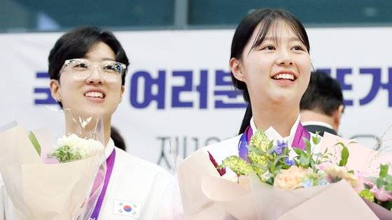 지난해 10월 8일 제19회 항저우 아시안게임 양궁 3관왕을 기록하고 귀국한 임시현(오른쪽)과 안산. 뉴스1