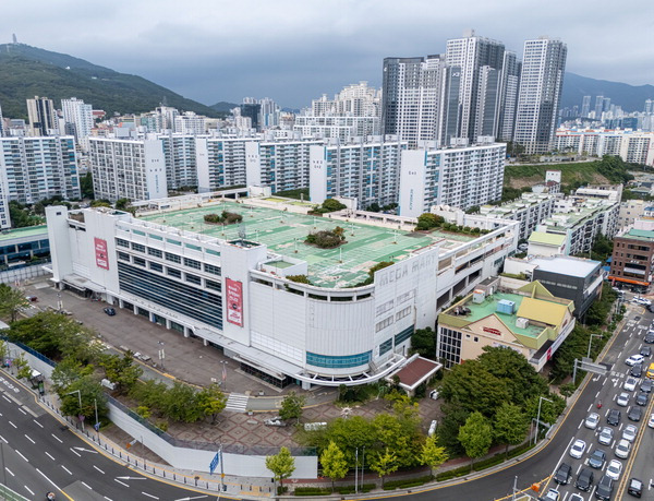 공동주택으로 개발될 부산 수영구 메가마트 남천점 일대 부지가 6일 본격 공사를 앞두고 펜스로 둘러싸여 있다.  이원준 기자 windstorm@kookje.co.kr