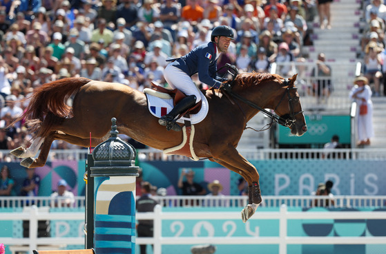 Simon Delestre of France rides I Amelusina R 51 during the equestrian event at Chateau de Versailles in Versailles, France on Monday. [REUTERS/YONHAP]